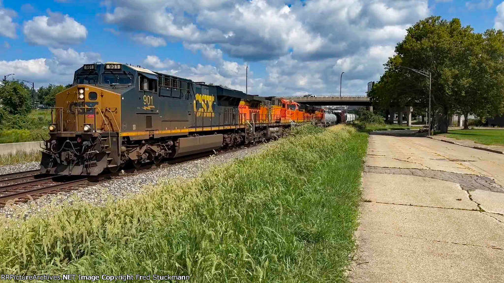 CSX 901 leads M369.